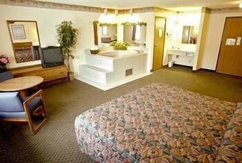 Standard Room, 1 King Bed | Desk, iron/ironing board, free WiFi, bed sheets