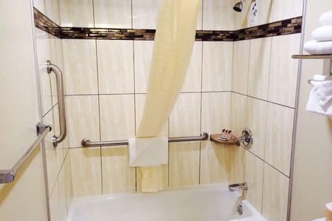 Combined shower/tub, hair dryer, towels