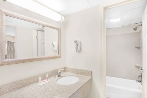 Combined shower/tub, hair dryer, towels