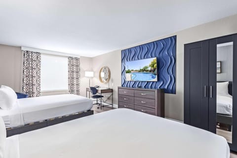 Premium bedding, in-room safe, desk, laptop workspace