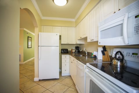 Deluxe Condo, 2 Bedrooms, Kitchen | Private kitchen | Full-size fridge, microwave, oven, stovetop