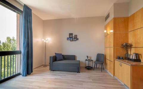 Suite | Living area | 32-inch TV with digital channels