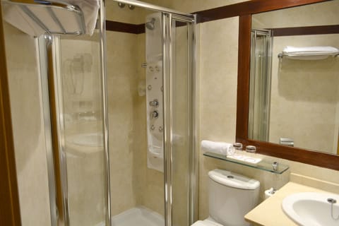 Standard Single Room | Bathroom | Hair dryer, towels, soap, shampoo