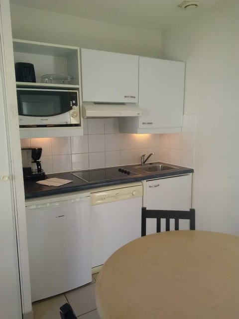 Holiday Home for 4 | Private kitchenette | Microwave, coffee/tea maker, electric kettle, cookware/dishes/utensils