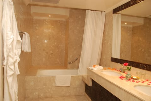 Suite | Bathroom | Rainfall showerhead, bidet, towels