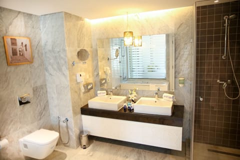 Deluxe Suite | Bathroom | Hair dryer, towels