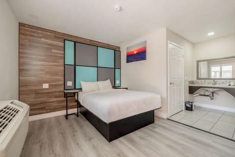 Room, 1 Queen Bed, Accessible Bathtub, Non Smoking | Desk, iron/ironing board, free WiFi, bed sheets