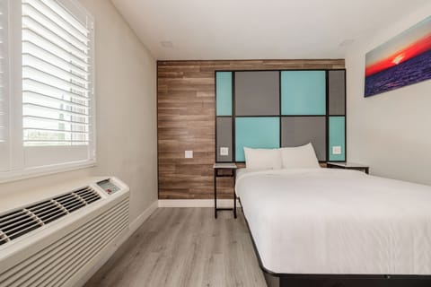 Room, 1 Queen Bed, Accessible Bathtub, Non Smoking | Desk, iron/ironing board, free WiFi, bed sheets