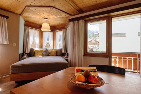 Junior Suite, Balcony | Pillowtop beds, minibar, in-room safe, desk