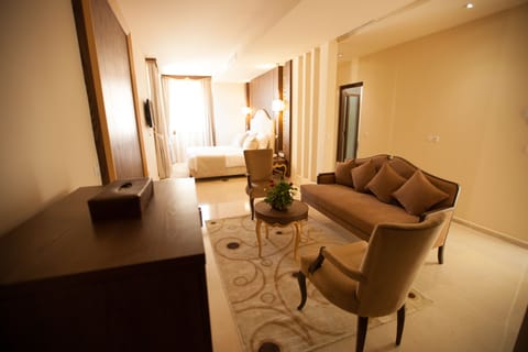 Suite (Diplomat) | Premium bedding, minibar, in-room safe, desk