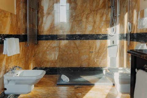 Superior Double Room, 1 Queen Bed, Accessible | Bathroom | Free toiletries, hair dryer, slippers, bidet