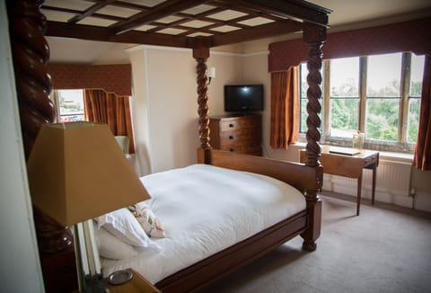 Premier Double Room, 1 Queen Bed | Premium bedding, desk, iron/ironing board, cribs/infant beds