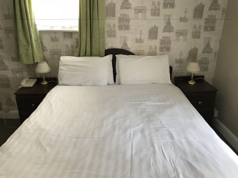 Family Room | Desk, free WiFi, bed sheets