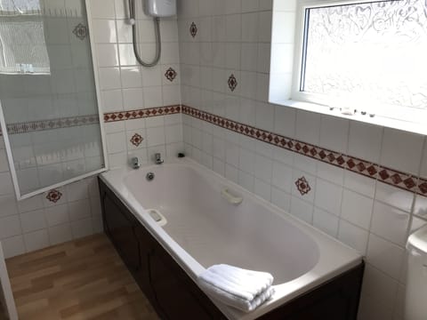 Triple Room | Bathroom | Shower, free toiletries, hair dryer, towels