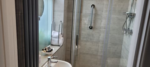 Standard Twin Room, Ensuite | Bathroom | Separate tub and shower, free toiletries, hair dryer, towels