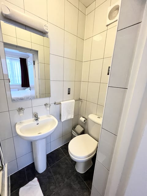 Quadruple Room | Bathroom | Free toiletries, hair dryer, towels