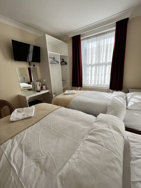 Twin Room | Hypo-allergenic bedding, desk, iron/ironing board, free WiFi