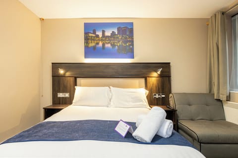 Family Room | Desk, free WiFi, bed sheets