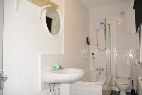 Ensuite Family Room Lower Ground Floor | Bathroom | Free toiletries, hair dryer, towels, shampoo