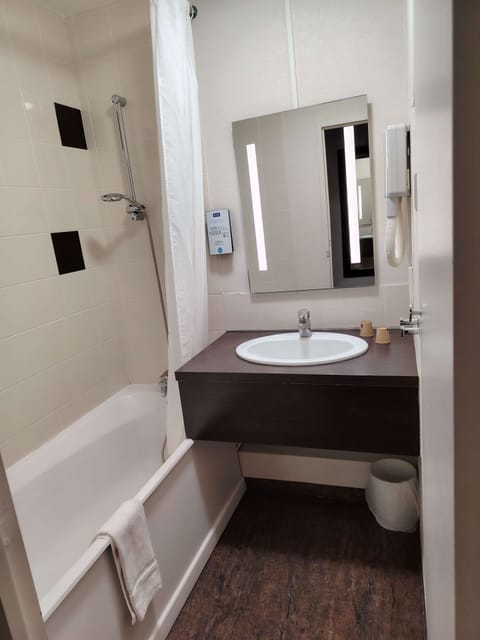 Standard Room, 1 Double Bed | Bathroom | Eco-friendly toiletries, hair dryer, bidet, towels
