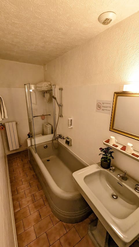 Triple Room, Bathtub | Bathroom | Hair dryer, towels