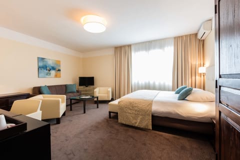 Deluxe Double Room | Premium bedding, minibar, in-room safe, free WiFi