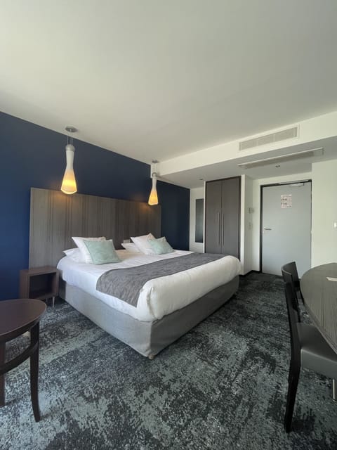 Premium Double Room | In-room safe, individually furnished, desk, soundproofing