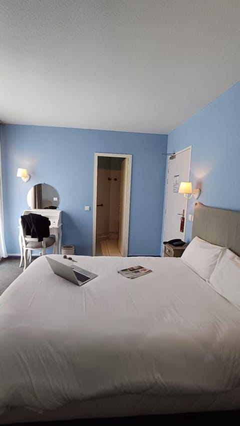 Double Room | Desk, iron/ironing board, free WiFi, bed sheets