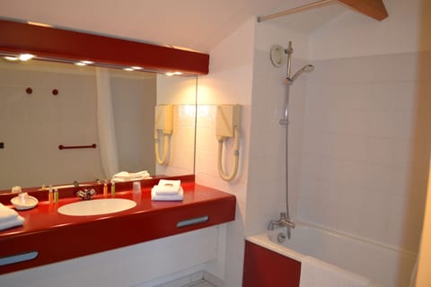 Superior Double Room | Bathroom | Deep soaking tub, hair dryer, towels