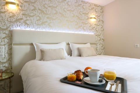 Deluxe Room | Soundproofing, iron/ironing board, free WiFi, bed sheets