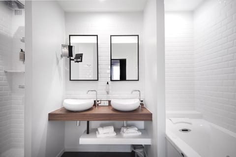 Suite | Bathroom | Hair dryer, towels