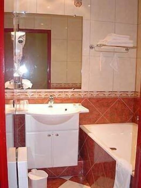 Combined shower/tub, free toiletries, hair dryer, towels