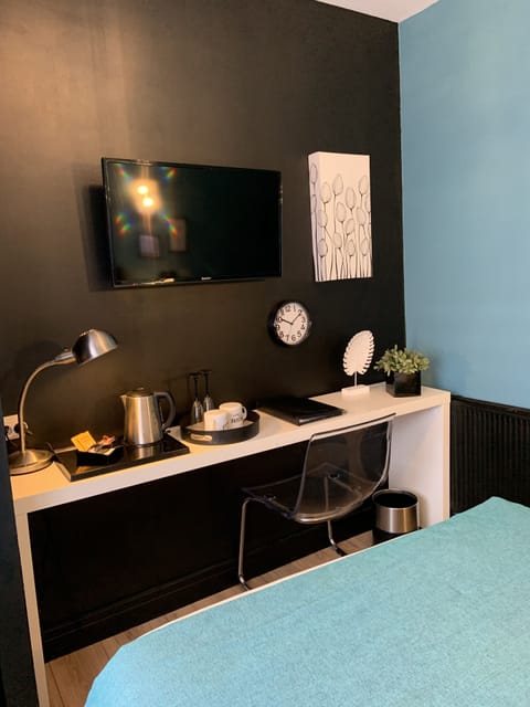 Chambre Double Confort | Minibar, in-room safe, desk, blackout drapes