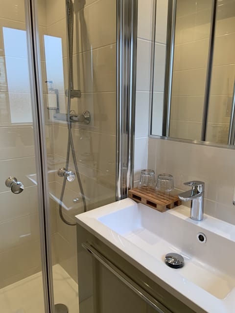 Chambre Double Confort | Bathroom | Shower, free toiletries, hair dryer, towels
