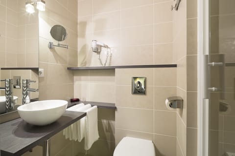 Traditional Double Room, 1 Bedroom | Bathroom | Towels