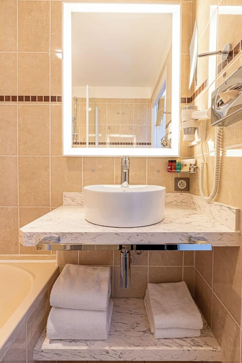Classic Double Room | Bathroom | Free toiletries, hair dryer, towels