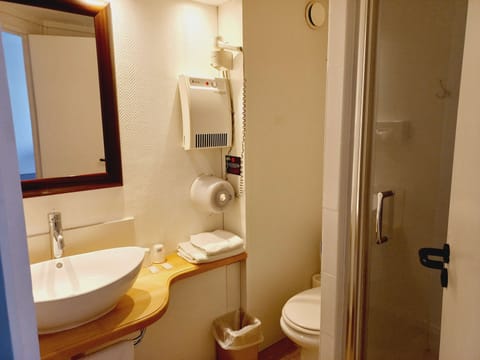 Economy Room | Bathroom | Hair dryer, towels, soap, shampoo