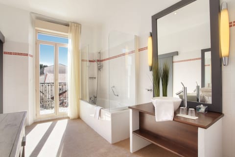 Junior Suite, Balcony | Bathroom | Shower, hair dryer, towels, soap