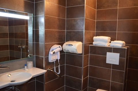 Double Room | Bathroom | Combined shower/tub, free toiletries, hair dryer, towels