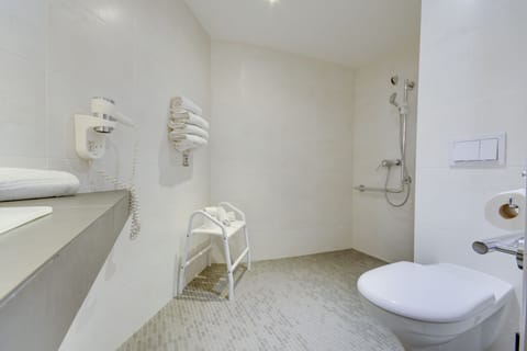 Superior Room, Accessible | Bathroom | Shower, hair dryer, towels