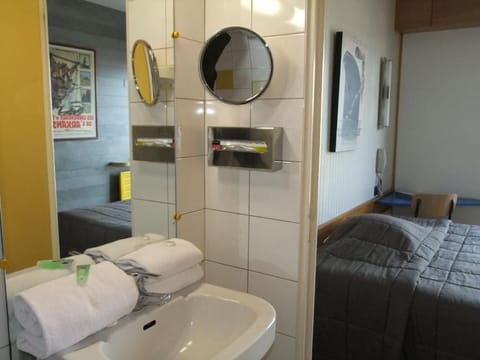 Comfort Triple Room | Bathroom | Combined shower/tub, designer toiletries, hair dryer, towels