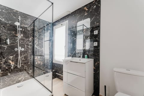 Twin Room | Bathroom | Shower, free toiletries, hair dryer, towels