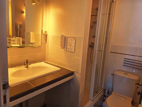 Economy Double Room | Bathroom | Shower, free toiletries, hair dryer, towels