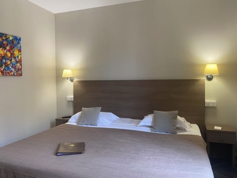 Classic Double Room | In-room safe, soundproofing, cribs/infant beds, rollaway beds