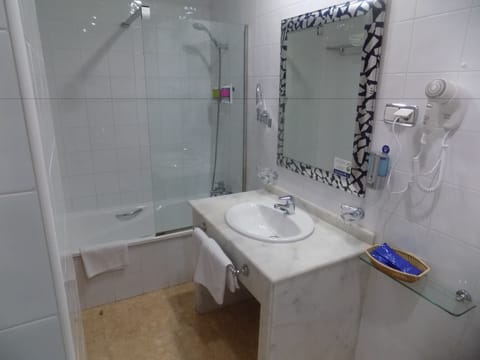 Standard Double Room Single Use | Bathroom | Free toiletries, hair dryer, bidet, towels