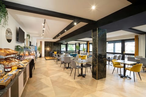 Breakfast, lunch and dinner served