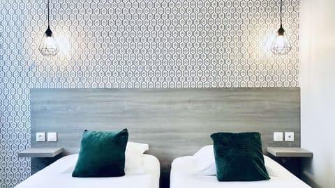 Standard Room, 2 Twin Beds, Non Smoking | Desk, free cribs/infant beds, free WiFi, bed sheets