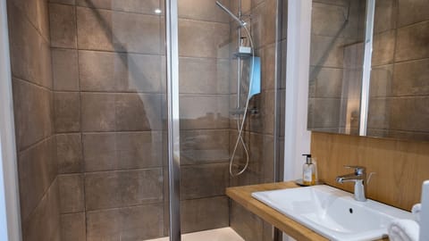 Double Room | Bathroom | Hair dryer, towels, soap, shampoo