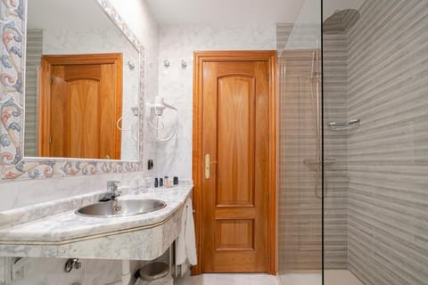 Double Room | Bathroom | Combined shower/tub, free toiletries, bidet, towels