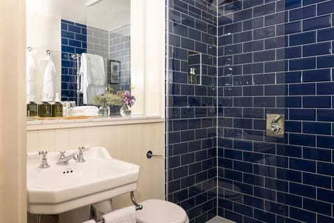 Classic Double Room, 1 King Bed, Garden View | Bathroom | Hair dryer, bathrobes, towels